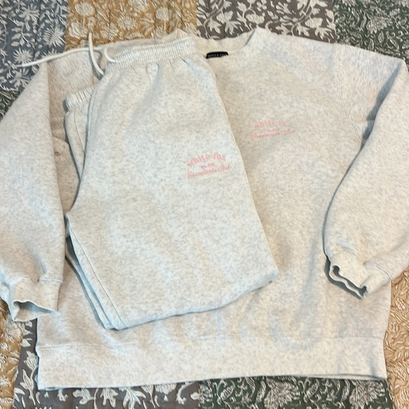 White Fox Boutique Essentials Club Set Crewneck & Sweatpants Grey Marle Pink - Picture 4 of 17
